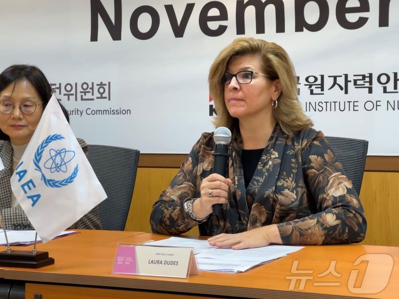 본문 이미지 - 로라 듀즈 통합규제검토서비스(IRRS) 점검단장이 22일 한국원자력안전기술원(KINS)에서 IRRS 점검 결과를 발표하고 있다. 2024.11.22/뉴스1 ⓒ 뉴스1 김민재 기자