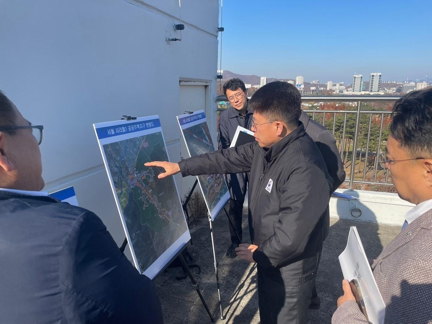 본문 이미지 - 진현환 국토교통부 제1차관(가운데)이 22일 서울 서초구 서리풀지구를 방문해 현장을 점검하고 있다.(국토교통부 제공)