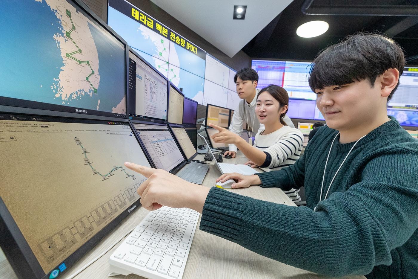 본문 이미지 - KT 임직원이 과천 KT 네트워크 관제센터에서 백본 망에 적용된 테라급 속도의 전송망을 점검하고 있다. (KT 제공)