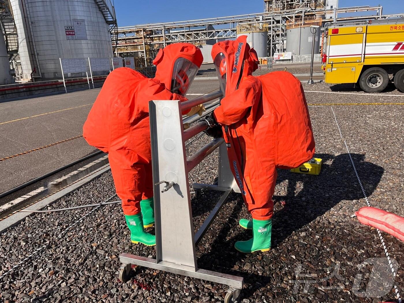 본문 이미지 - 22일 전북자치도소방본부 119특수대응단은 군산 오식도동 새만금산업단지 도레이첨단소재(주)에서 '2024년 4분기 호남권역 통합대응 훈련'을 실시했다.(전북자치도소방본부 제공) 2024.11.22/뉴스1