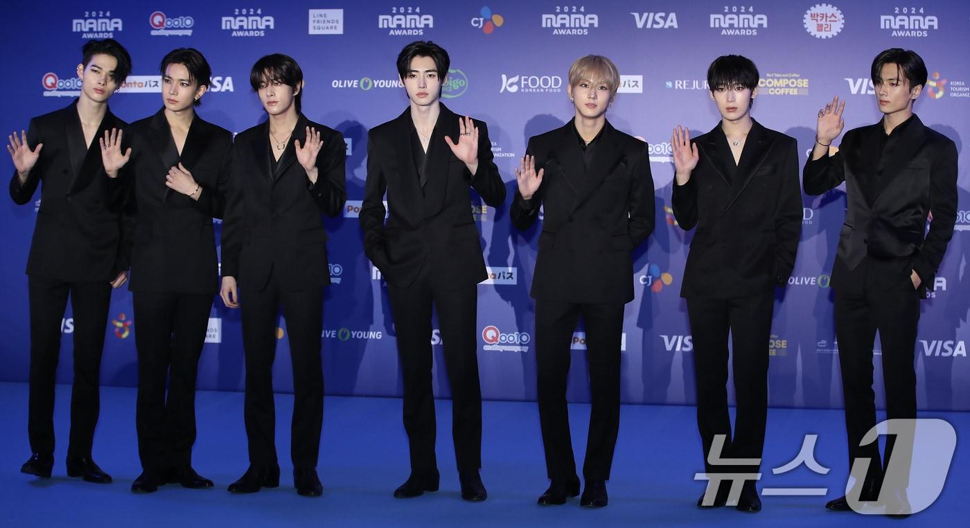 엔하이픈 니키(왼쪽부터)와 희승, 제이크, 성훈, 정원, 선우, 제이가 22일 일본 오사카 쿄세라 돔에서 열린 '2024 마마 어워즈'(MAMA AWARDS) 레드카펫 행사에 참석해 포즈를 취하고 있다. 2024.11.22/뉴스1 ⓒ News1 권현진 기자