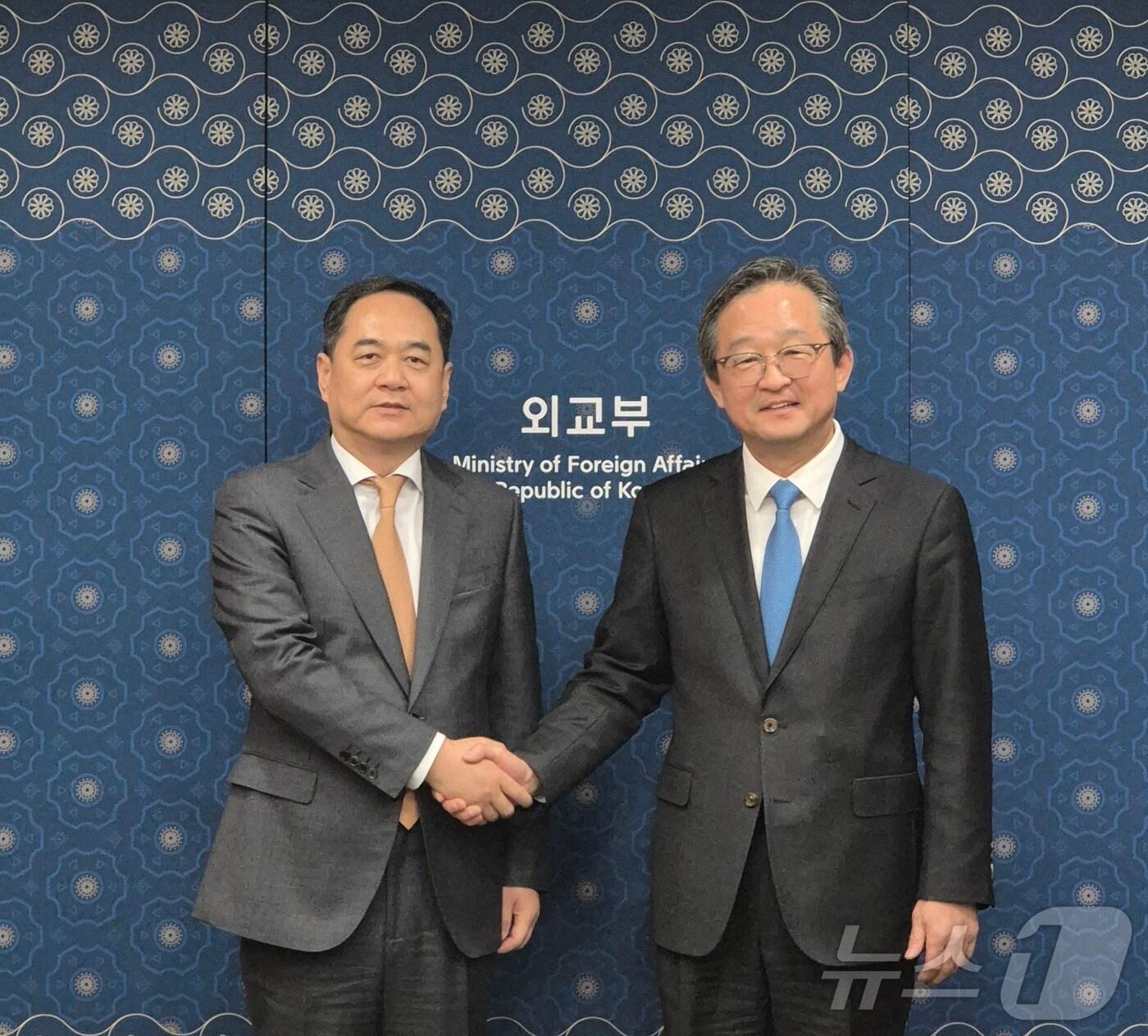 본문 이미지 - 정병원(오른쪽) 외교부 차관보, 양완밍 중국인민대외우호협회장.(외교부 제공)