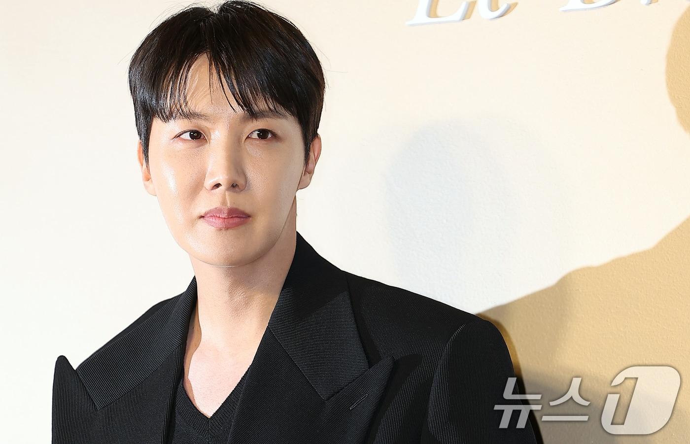 BTS 제이홉이 22일 오후 서울 성동구 성수동에서 열린 스위스 고급 시계 브랜드 오데마 피게 AP 플래그십 그랜드 오프닝 행사에 참석해 포즈를 취하고 있다. 2024.11.22/뉴스1 ⓒ News1 김진환 기자