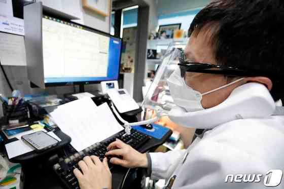 본문 이미지 - 한 의료진이 비대면진료를 진행하고 있다./뉴스1 임세영 기자