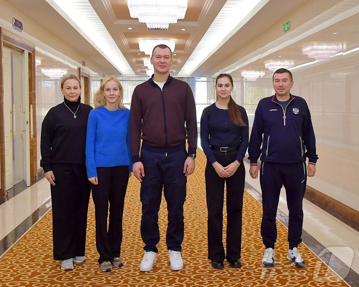 본문 이미지 - (평양 노동신문=뉴스1) = 북한 노동당 기관지 노동신문은 23일 "미하일 제그쨔로브 러시아연방 체육상과 일행이 22일 평양에 도착했다＂고 보도했다. 오광혁 체육성 부상 등이 평양국제비행장에서 이들을 맞이했다고 신문은 전했다. [국내에서만 사용가능. 재배포 금지. DB 금지. For Use Only in the Republic of Korea. Redistribution Prohibited] rodongphoto@news1.kr