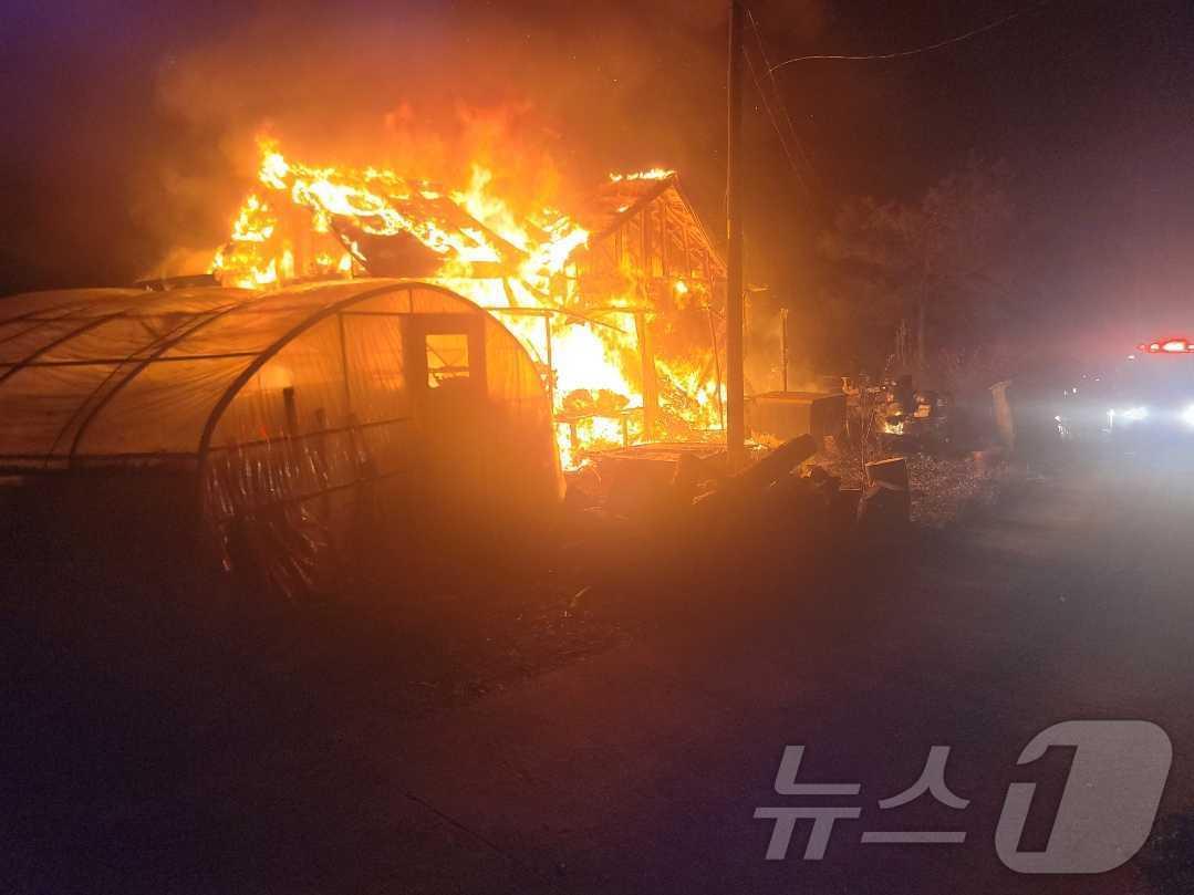 본문 이미지 - 강원 평창 단독주택 화재 현장.(강원도소방본부 제공) 2024.11.23/뉴스1