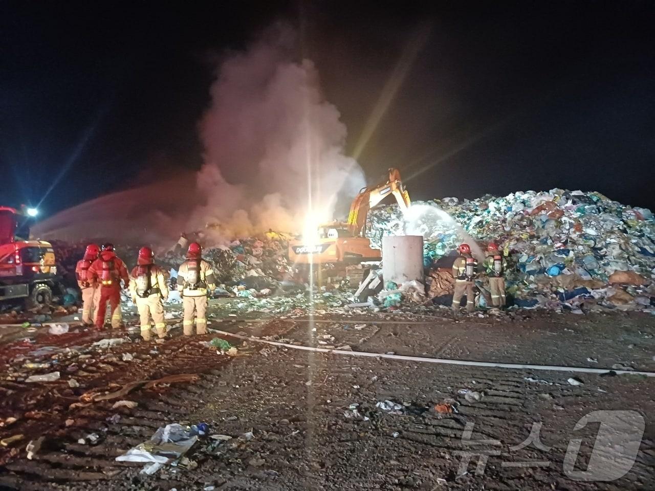 본문 이미지 - 소방대원들이 장비를 투입해 환경종합타운에서 발생한 폐기물 화재를 진화하고 있다.(서산소방서 제공) /뉴스1