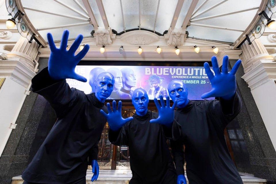 본문 이미지 - 지난 1997년부터 시카고에서 공연을 해 온 퍼포먼스 그룹 블루맨 그룹이 내년 1월 5일 공연을 끝으로 28년 간 이어온 시카고 공연을 끝낸다. 큰 인기를 얻어온 만큼 지역 극장계 등에 적지 않은 충격을 주고 있다. /사진=블루맨 그룹 페이스북