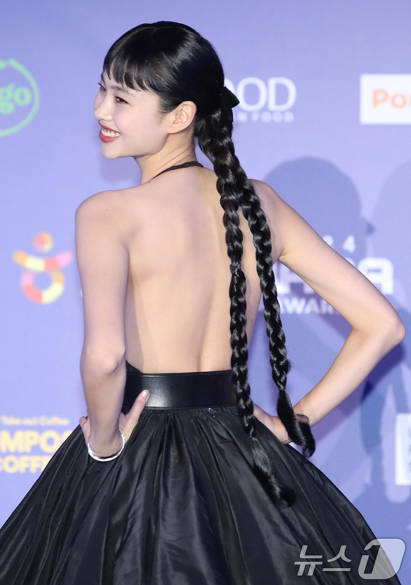 본문 이미지 - 모델 겸 배우 정호연이 시상식장을 런웨이로 만들었다, ⓒ News1 권현진 기자