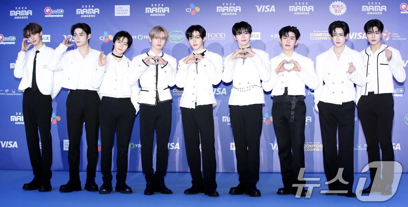 제로베이스원 김규빈(왼쪽부터)과 김지웅, 석매튜, 한유진, 장하오, 성한빈, 김태래, 리키, 박건욱이 23일 일본 오사카 쿄세라 돔에서 열린 '2024 마마 어워즈'(MAMA AWARDS) 레드카펫 행사에 참석해 포즈를 취하고 있다. 2024.11.23/뉴스1 ⓒ News1 권현진 기자