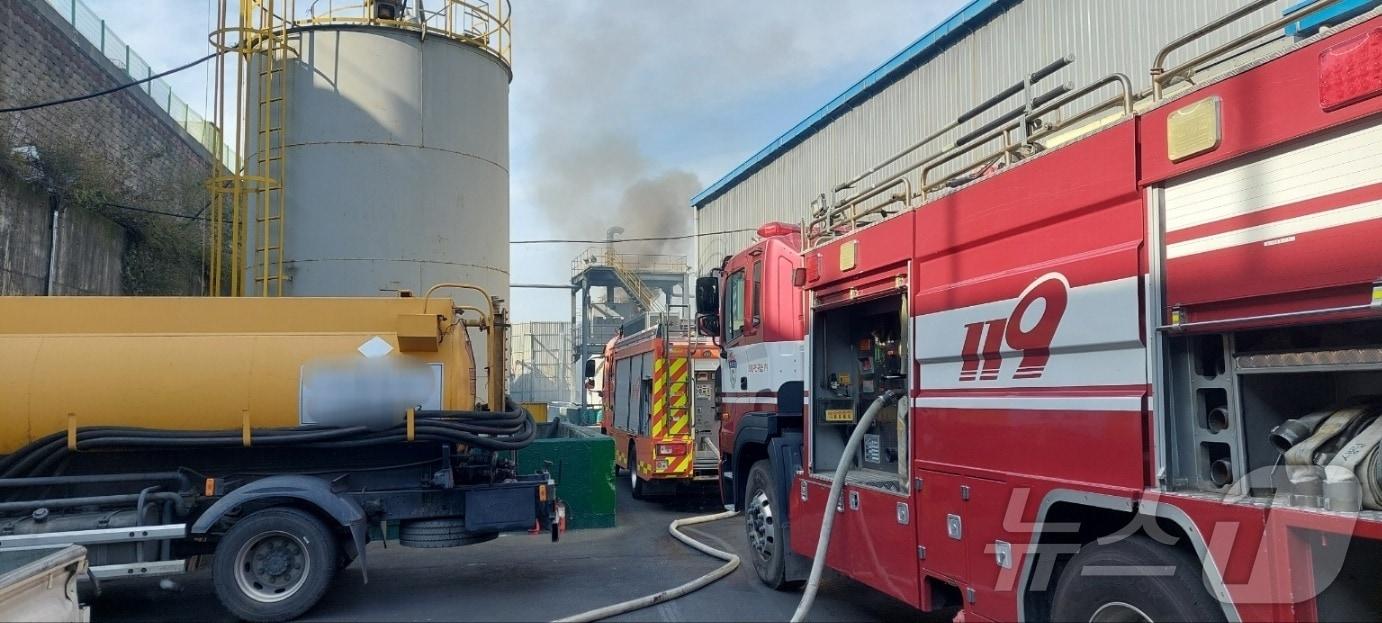 본문 이미지 - 23일 오전 경남 김해시 한림면 폐배터리 처리 업체 화재 현장.(독자제공)