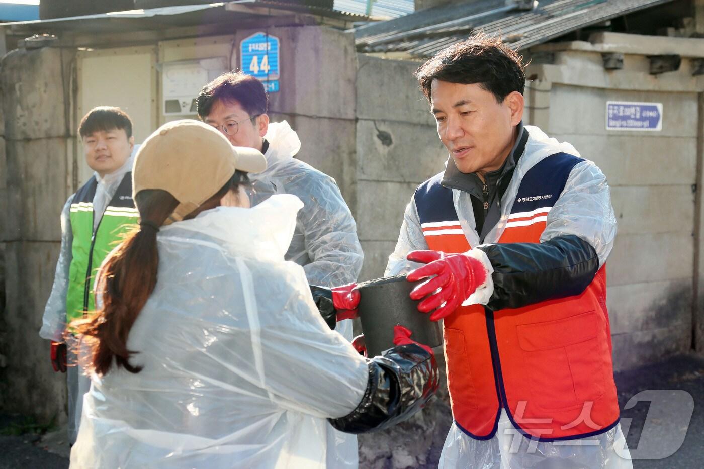 본문 이미지 - 김진태 강원도지사가 23일 춘천시 효자동 일대에서 도청 가족봉사단과 연탄 배달 봉사를 하고 있다.(강원도 제공) 2024.11.23/뉴스1