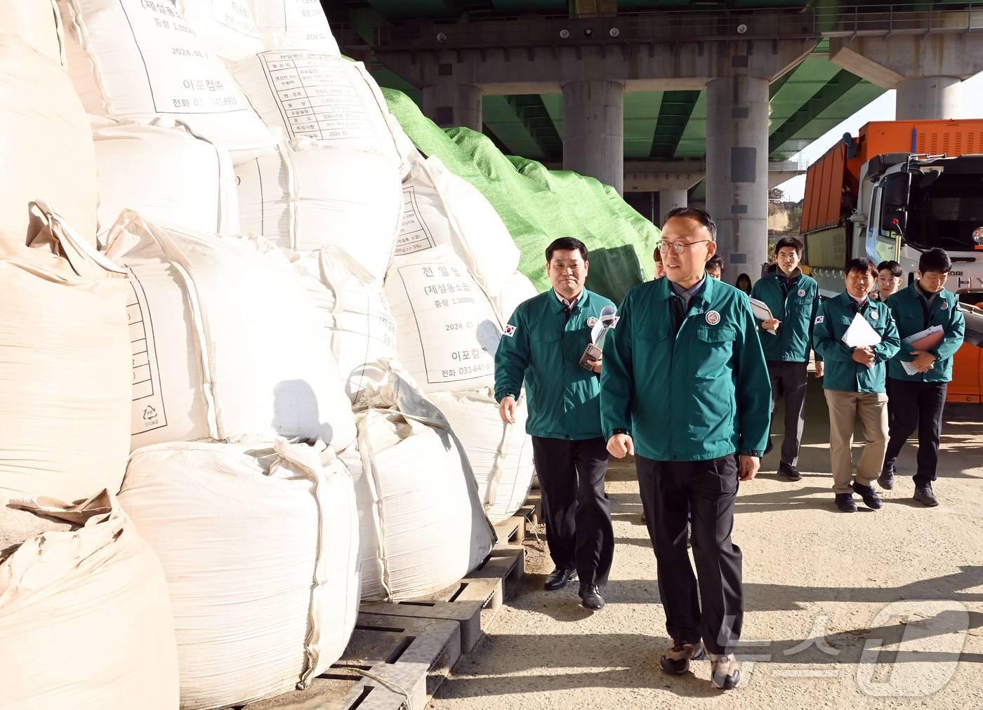 본문 이미지 - 이한경 행정안전부 재난안전관리본부장이 세종 명학 제설전진기지를 방문해 겨울철 제설 자재와 장비 비축현황 점검을 하고 있다. (행정안전부 제공) 2024.11.23/뉴스1