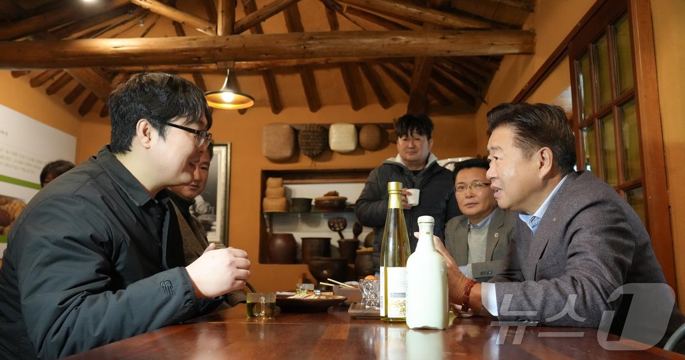 본문 이미지 - 오영훈 제주지사가 23일 제주 고소리술 익는 집에서 열린 팜파티에서 고소리술을 시음하고 있다.(제주도 제공)