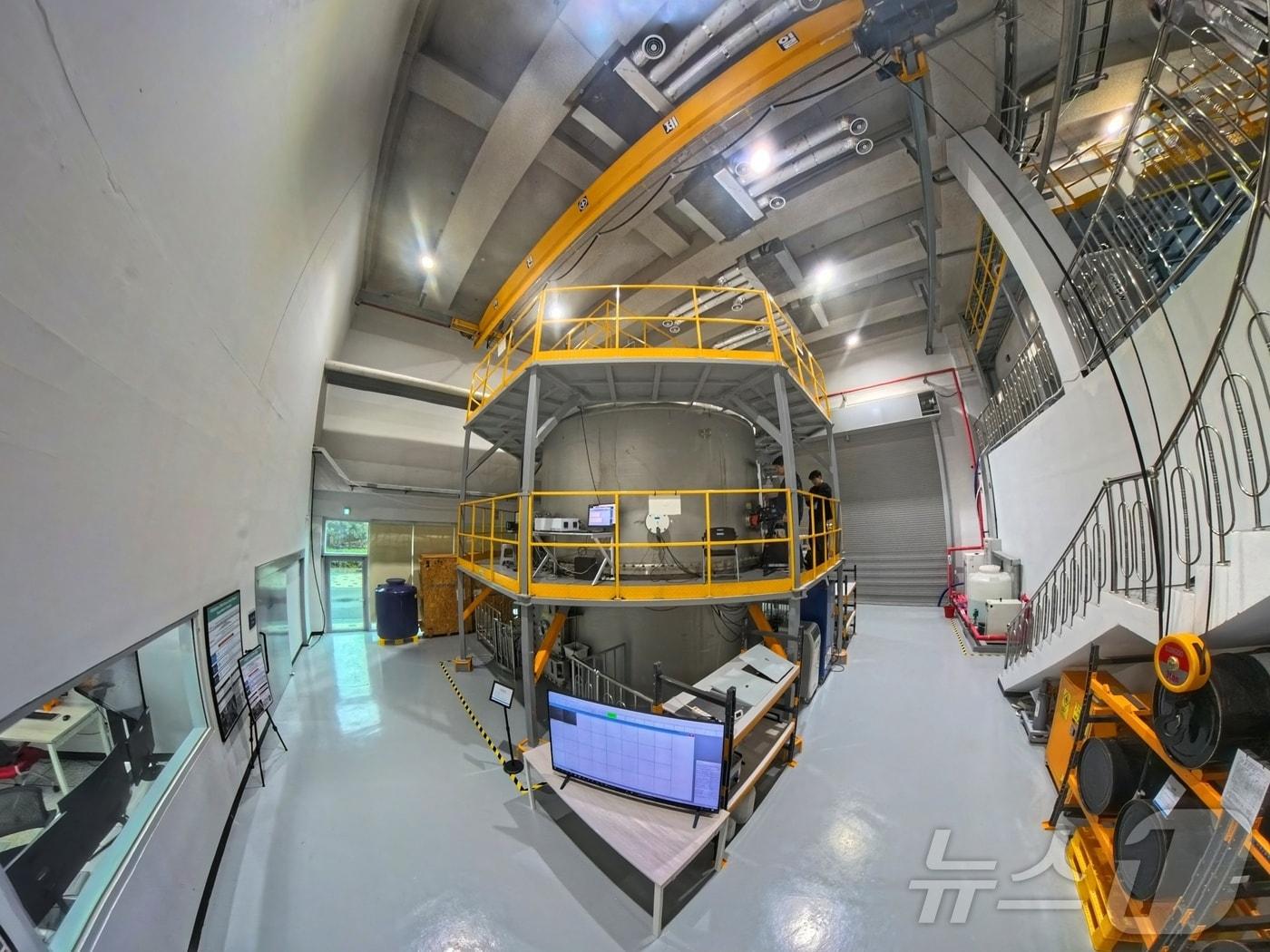 본문 이미지 - 제주 서귀포 국립기상과학원 내 대형 구름물리실험챔버 모습 ⓒ 뉴스1