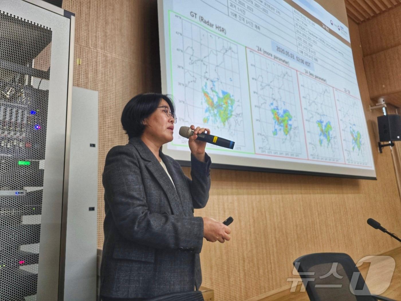 본문 이미지 - 이혜숙 국립기상과학원 인공지능기상연구과장이 20일 인공지능&#40;AI&#41; 예보지원 시스템 &#39;알파웨더 솔루션&#39;을 소개하고 있다. ⓒ 뉴스1