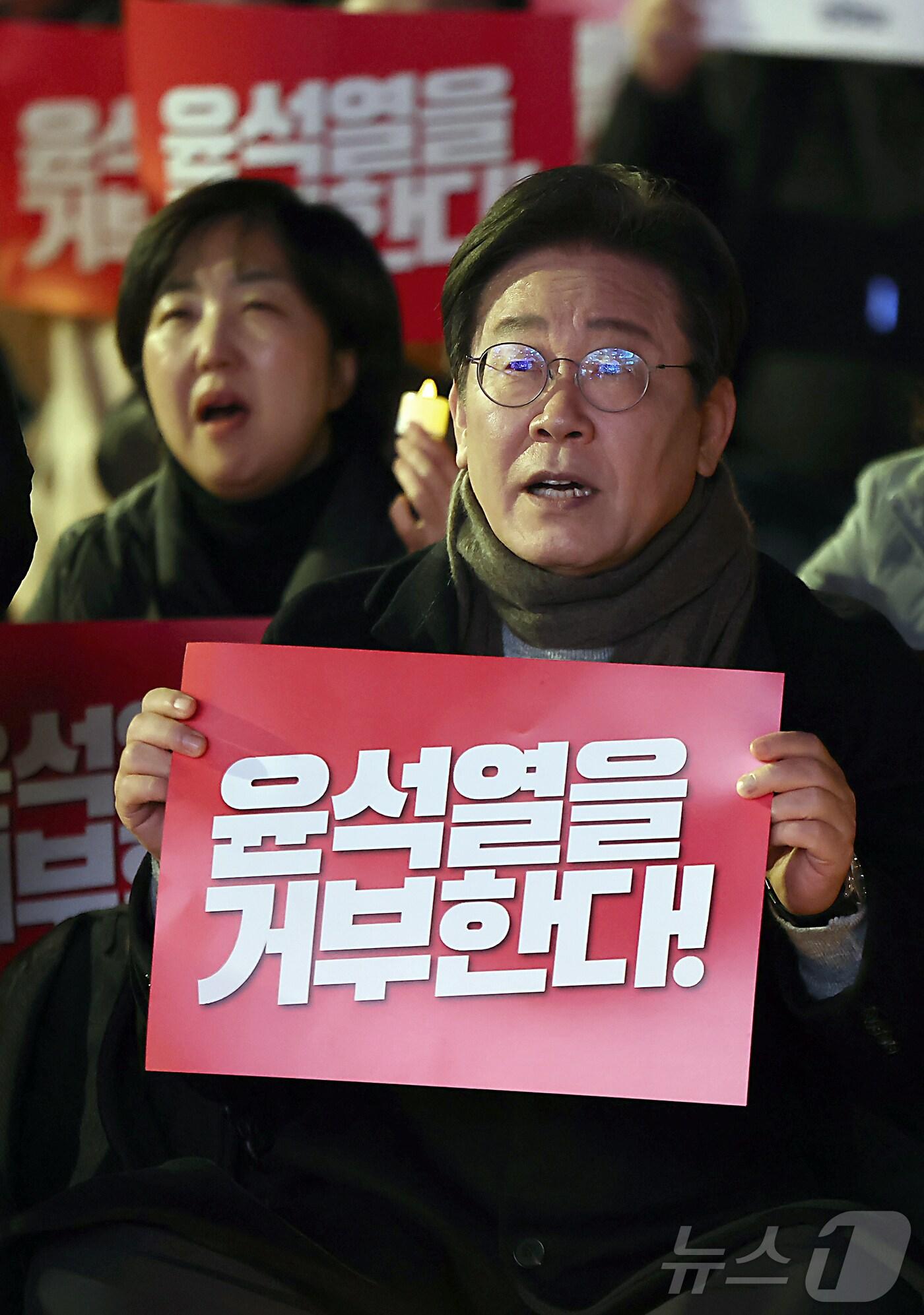 본문 이미지 - 이재명 더불어민주당 대표가 23일 서울 광화문광장 앞 도로에서 열린 '김건희·윤석열 국정농단 규탄·특검 촉구 제4차 국민행동의 날'집회에서 구호를 외치고 있다. 2024.11.24/뉴스1 ⓒ News1 김도우 기자