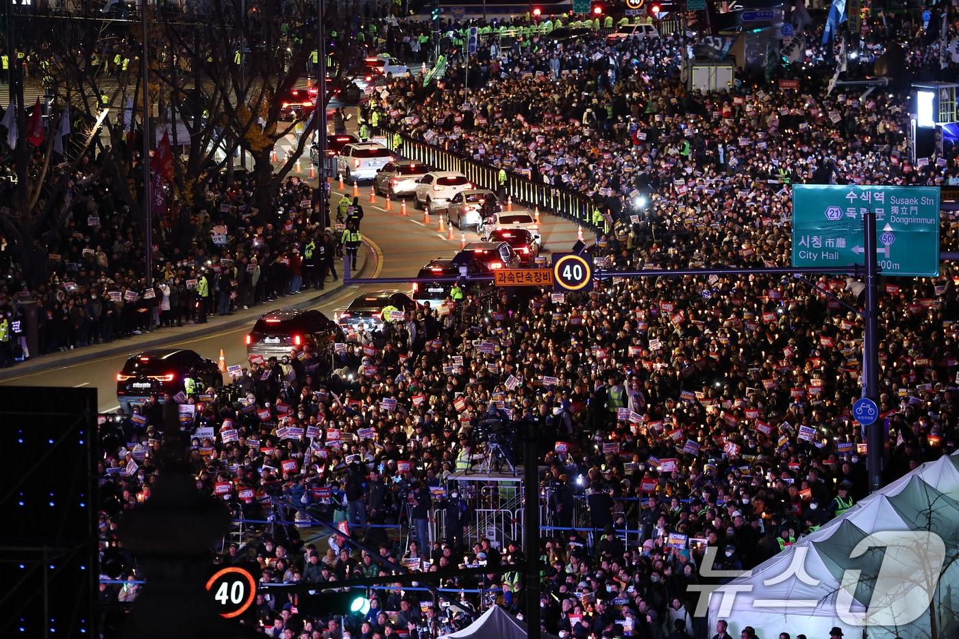 본문 이미지 - 23일 서울 광화문광장 앞 도로에서 '김건희·윤석열 국정농단 규탄·특검 촉구 제4차 국민행동의 날'집회가 펼쳐지고 있다. 2024.11.23/뉴스1 ⓒ News1 김도우 기자