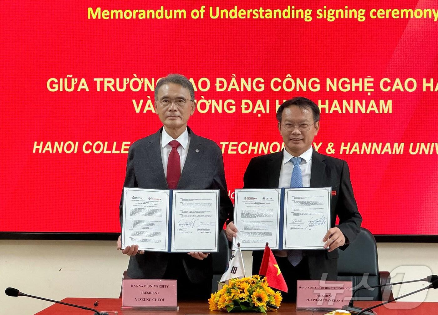 본문 이미지 - 한남대가 베트남 하노이를 방문해 베트남 하이테크 기술대학교(총장 팜 쑤안 카잉)과 업무협약을 체결했다. (한남대 제공)/뉴스1