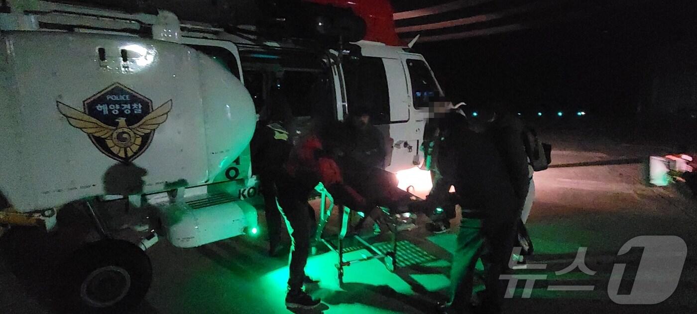 본문 이미지 - 강원 동해해경청, 울릉도 백혈병 호흡곤란 응급환자 헬기 긴급이송.(동해해경청 제공)