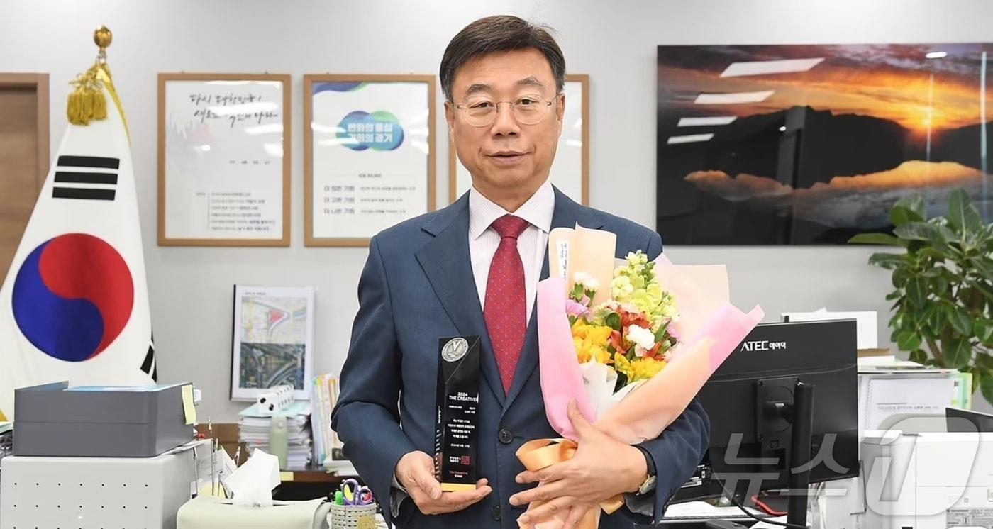 신상진 경기 성남시장이 “2025년은 명품도시로 도약하는 해가 될 것”이라는 각오를 밝혔다. 사진은 4차산업 선도도시로서의 성과가 인정돼 올 4월 ‘대한민국 창조경영 2024’ 미래혁신도시 부문 상을 받은 신 시장의 모습.(성남시 제공)/