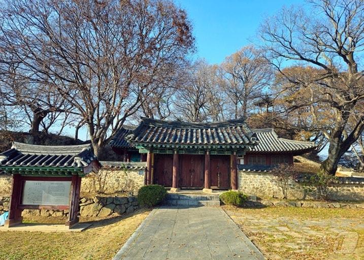 본문 이미지 - 충북도 지정 기념물인 보은군 마로면 소재  '고봉정사' 전경 (보은군 제공) /뉴스1 