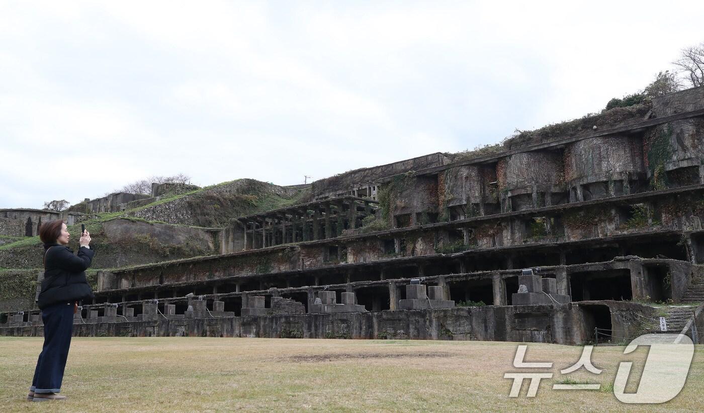 본문 이미지 - 24일 오전 일본 니가타현 사도시 아이카와 향토박물관 인근 사도광산의 선광장(캐낸 광석에서 불필요한 부분을 제거하는 장소)에서 일본인 관광객이 사진을 찍고 있다. 2024.11.24/뉴스1 ⓒ News1 임세영 기자