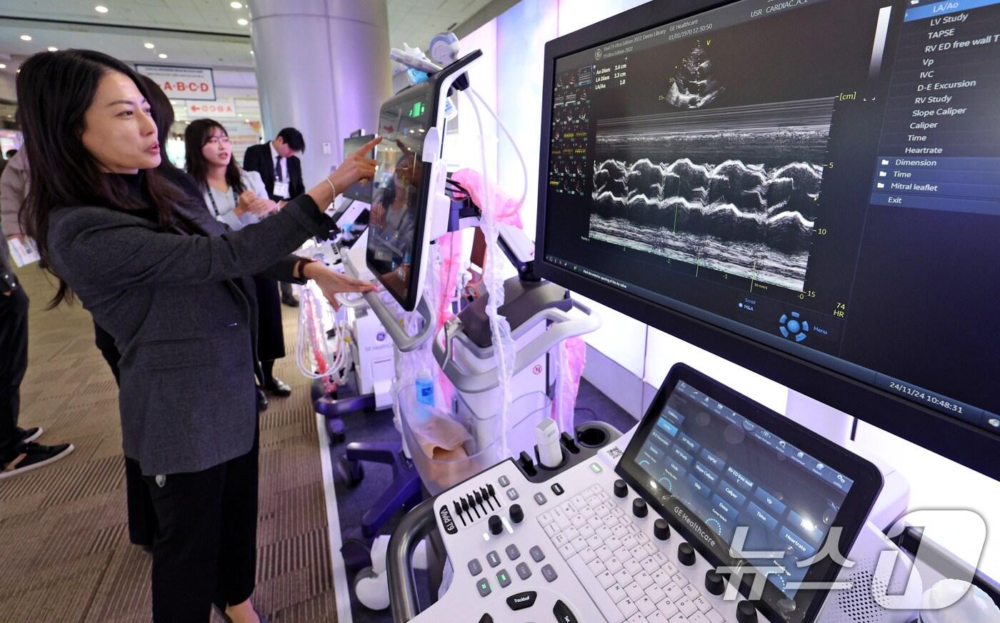 24일 오전 서울 강남구 코엑스에서 열린 2024 대한의원협회 메디컬 페스타에 참가한 의료기기 업계 관계자가 초음파영상진단 장비를 시연하고 있다. 2024.11.24/뉴스1 ⓒ News1 장수영 기자