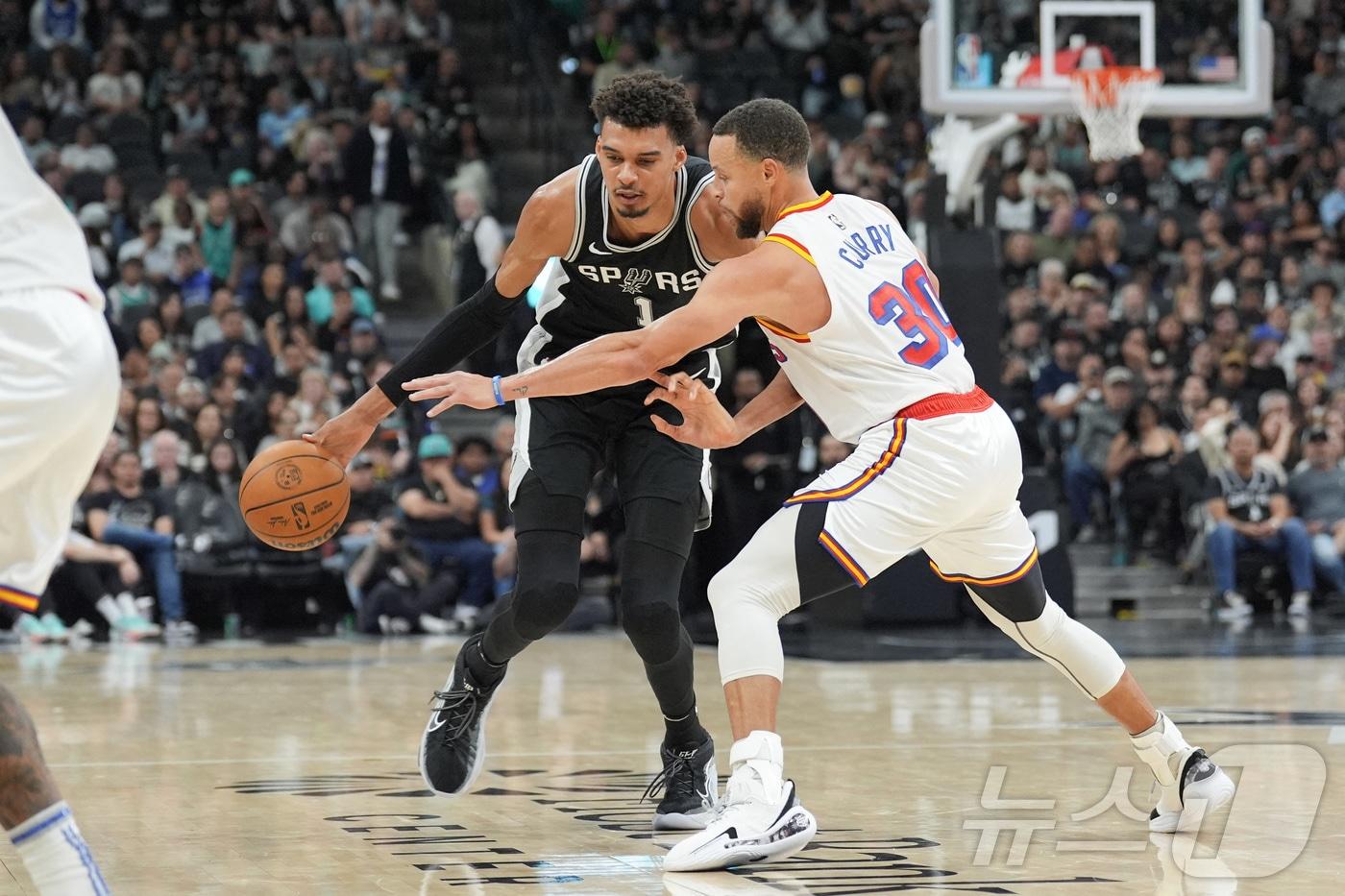 본문 이미지 - 스테픈 커리를 상대하는 빅토르 웸반야마. ⓒ 로이터=뉴스1