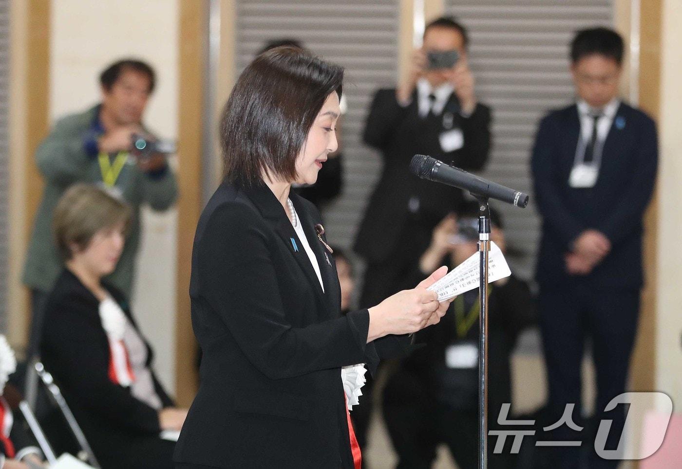 본문 이미지 - 24일 일본 니가타현 사도시 아이카와 개발종합센터에서 열린 '사도광산 추도식'에서 이쿠이나 아키코 외무성 정무관(차관급)가 인사말을 하고 있다. 한편 정부는 일본 주최 사도광산 추도식에 우리 정부가 불참하기로 결정했으며 사도광산 강제징용 피해자 유족들은 별도로 추모 행사를 실시할 예정이라고 밝혔다. 2024.11.24/뉴스1 ⓒ News1 임세영 기자