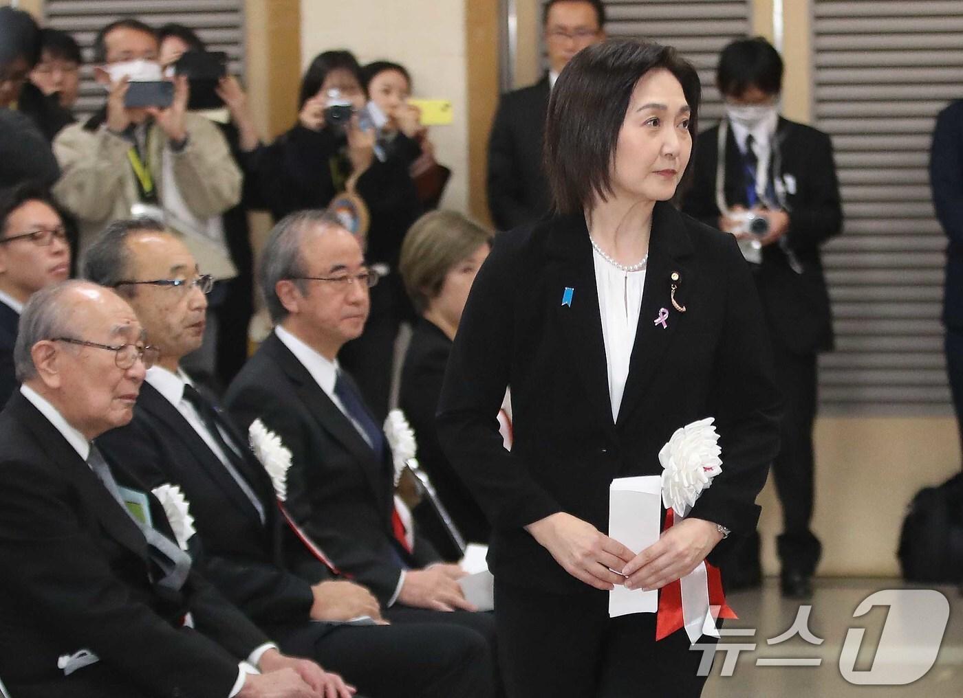 본문 이미지 - 24일 일본 니가타현 사도시 아이카와 개발종합센터에서 열린 '사도광산 추도식'에서 이쿠이나 아키코 외무성 정무관(차관급)가 인사말을 하기 위해 이동하고 있다.  2024.11.24/뉴스1 ⓒ News1 임세영 기자