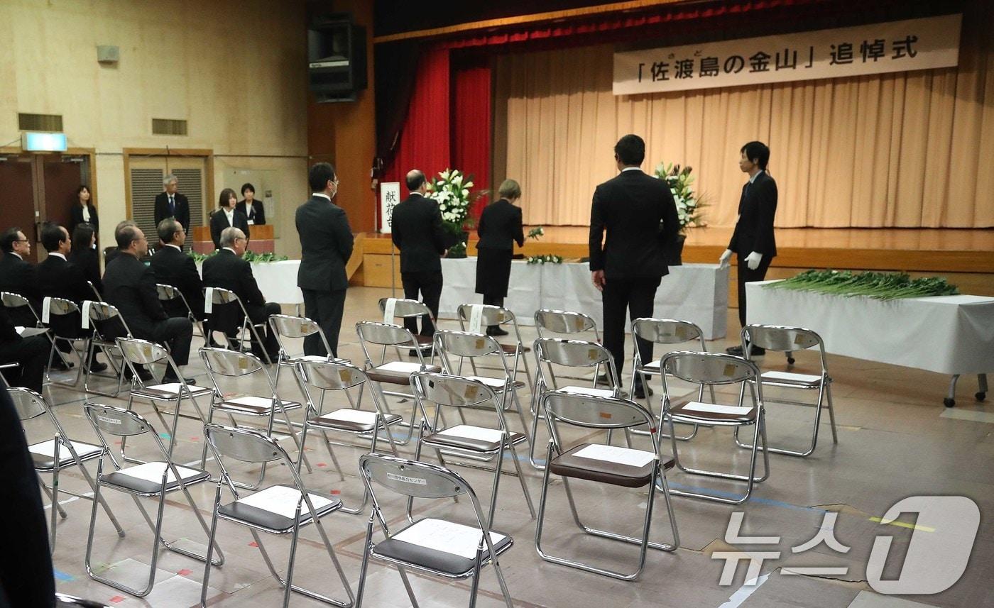 2024년 11월 일본 니가타현 사도시 아이카와 개발종합센터에서 열린 &#39;사도광산 추도식&#39;에서 참석자들이 헌화하는 가운데 한국 정부 관계자 및 유가족의 자리가 비어 있다. 2024.11.24/뉴스1 ⓒ News1 임세영 기자