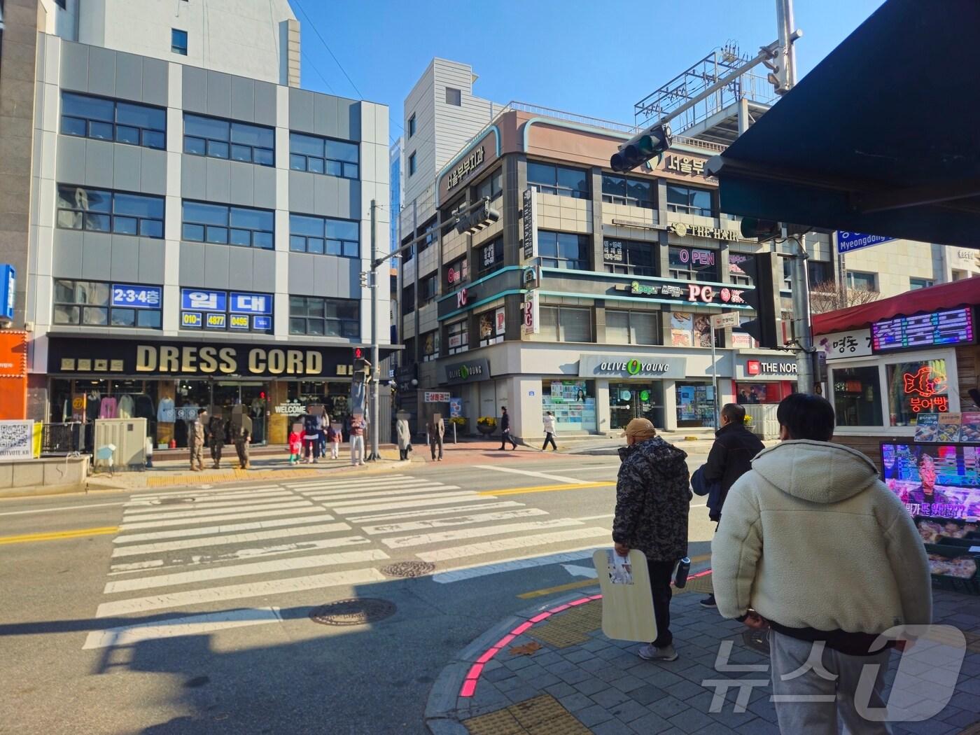 본문 이미지 - 일요일인 24일 낮 쌀쌀한 날씨 속 강원 춘천 명동에 두터운 옷을 입은 나들이객들이 횡단보도를 걷기 위해 서 있다. 2024.11.24 한귀섭 기자