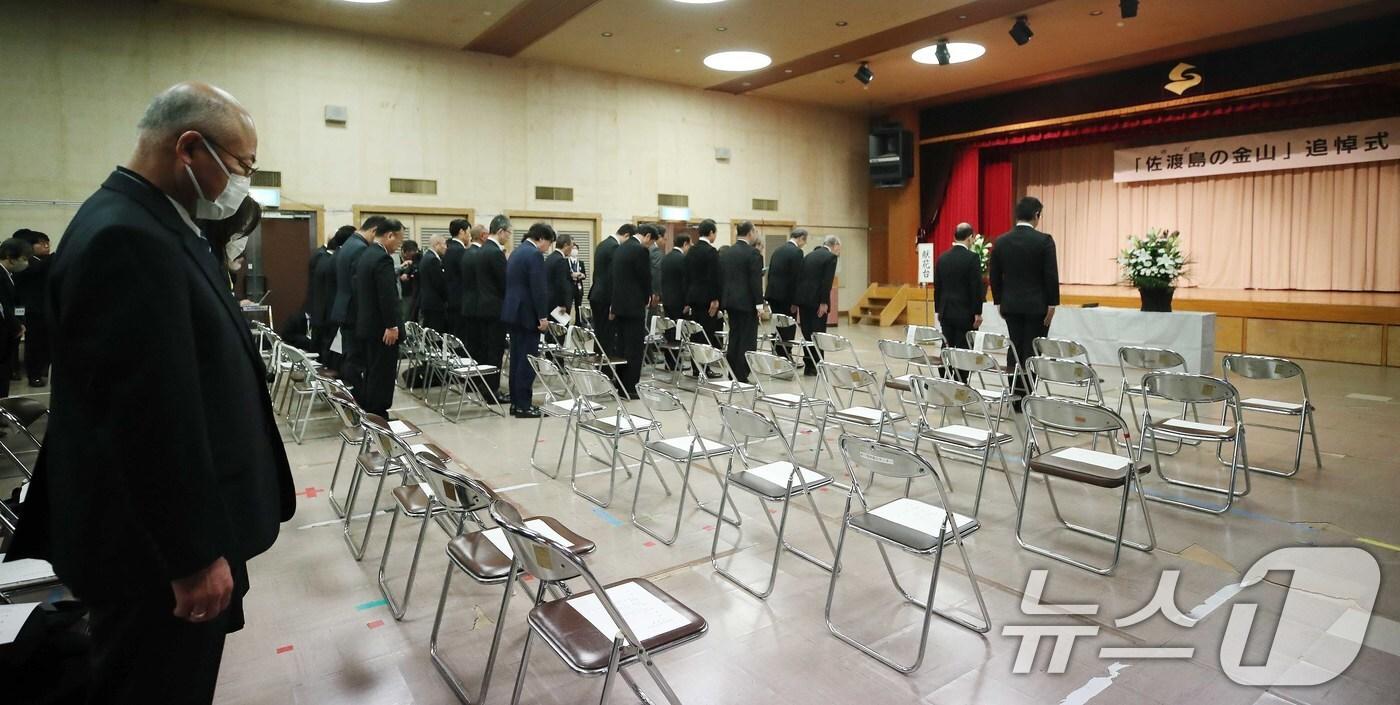 지난해 11월 24일 일본 니가타현 사도시 아이카와 개발종합센터에서 열린 &#39;사도광산 추도식&#39;에서 이쿠이나 아키코 외무성 정무관&#40;차관급&#41; 및 참석자들이 추모 묵념을 하는 가운데 한국 정부 관계자 및 유가족의 자리가 비어 있다. /뉴스1 ⓒ News1 임세영 기자