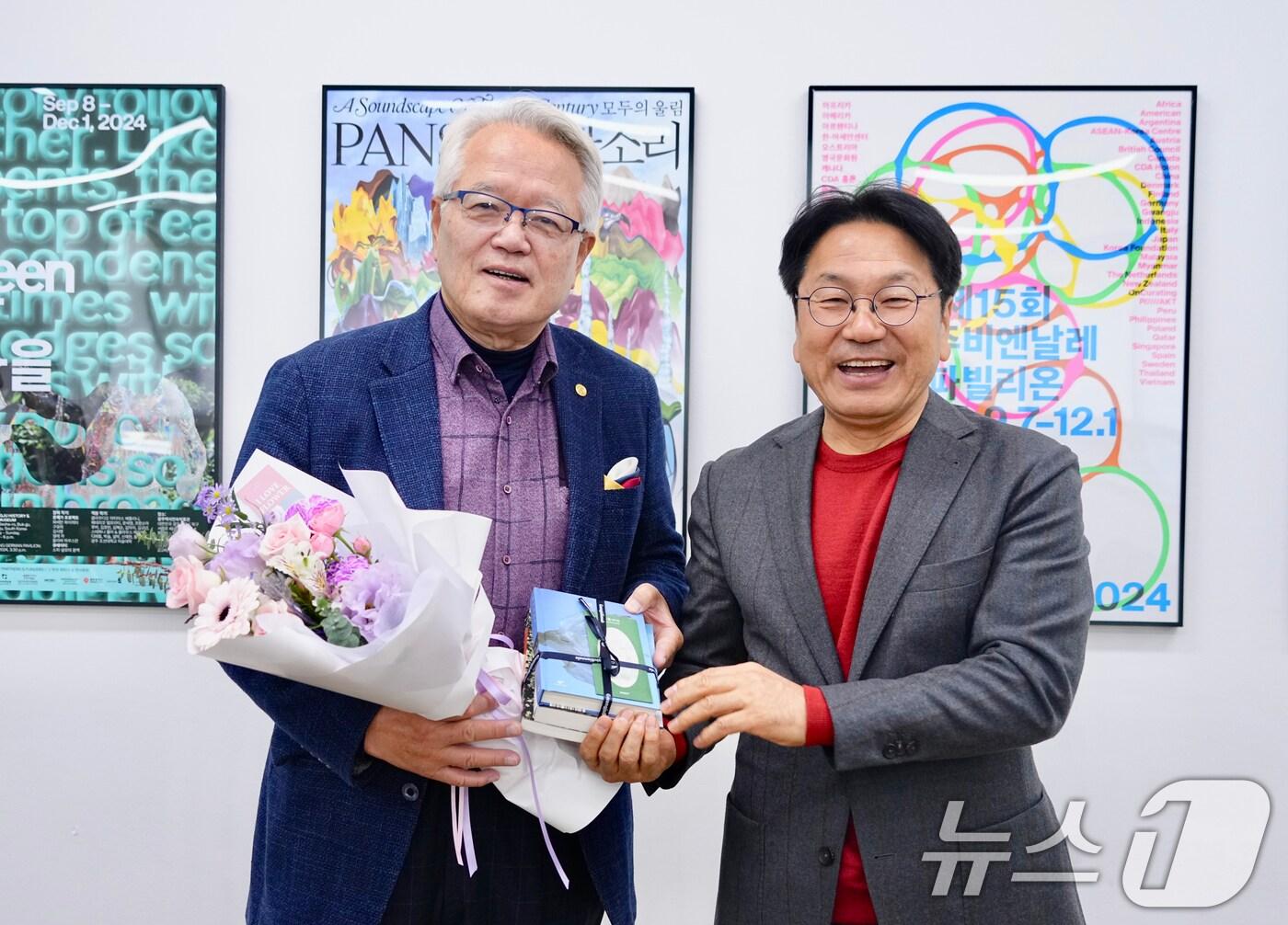 본문 이미지 - 강기정 광주시장이 24일 북구 광주비엔날레를 찾은 정의화 전 국회의장과 함께 작품을 관람한 후 기념촬영을 하고 있다.(광주시 제공)2024.11.24/뉴스1