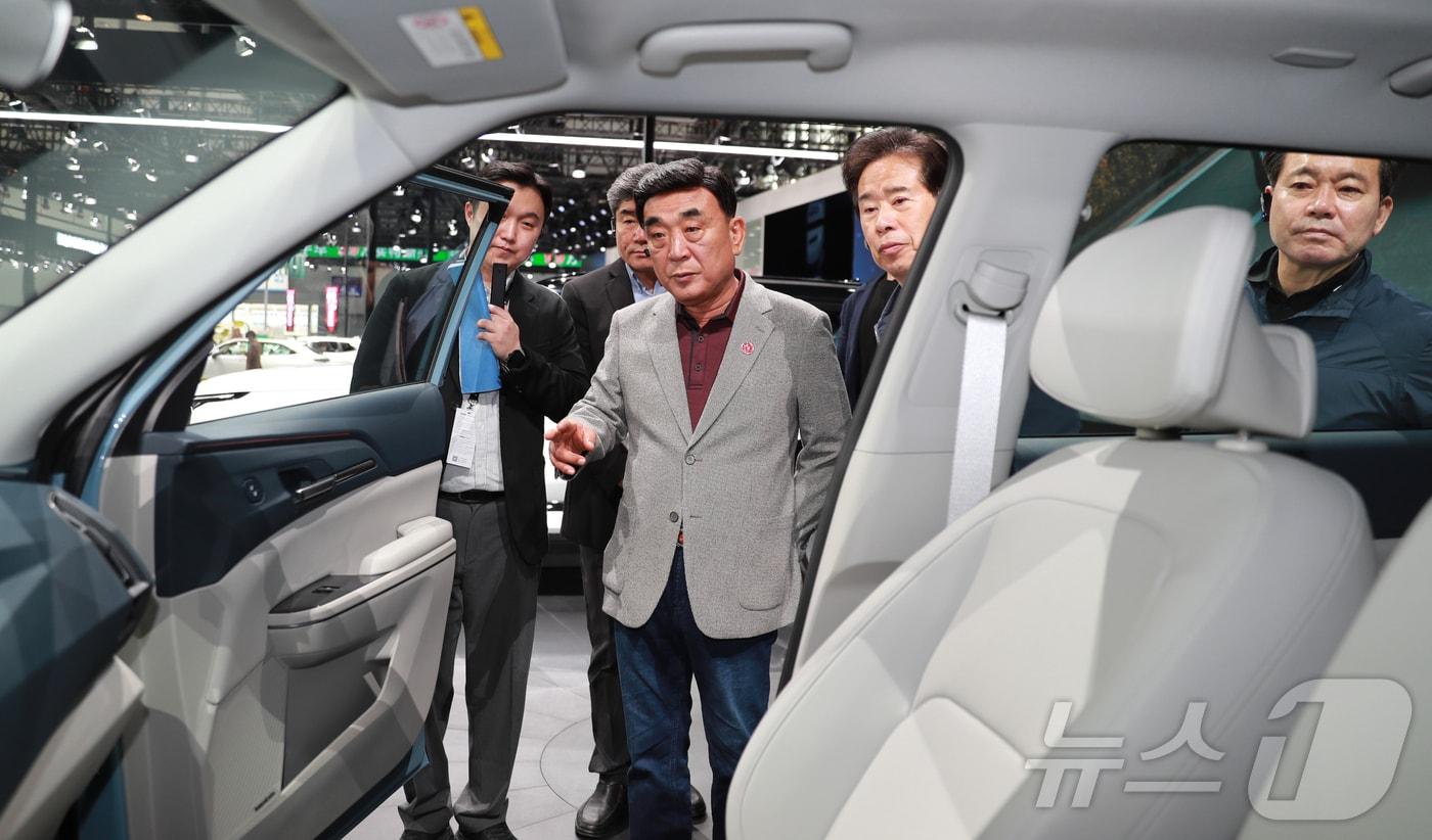 본문 이미지 - 에너지 분야 협력 강화를 위해 중국 광저우시를 방문하고 있는 김두겸 울산시장이 24일 캔톤페어(CANTON FAIR)에서 개최되고 있는 광저우 국제 자동차 전시회장를 방문해 현대자동차와 기아자동차 부스를 참관하고 있다. (울산시 제공)