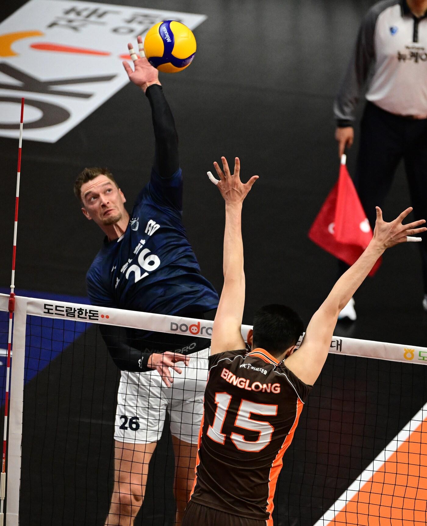 본문 이미지 - 대한항공 막심이 24일 안산상록수체육관에서 열린 OK저축은행전에서 강력한 스파이크를 날리고 있다 (한국배구연맹 제공)