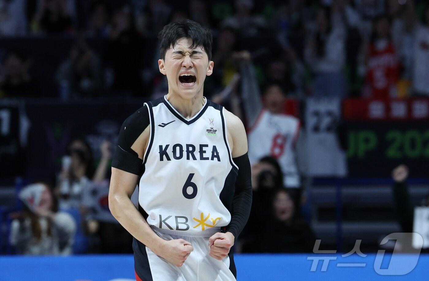 본문 이미지 - 24일 오후 경기도 고양시 일산서구 고양소노아레나에서 열린  2025 국제농구연맹(FIBA) 아시아컵 예선 4차전 대한민국과 호주의 경기에서 문유현이 슛을 성공시킨 후 포효하고 있다. 2024.11.24/뉴스1 ⓒ News1 이재명 기자