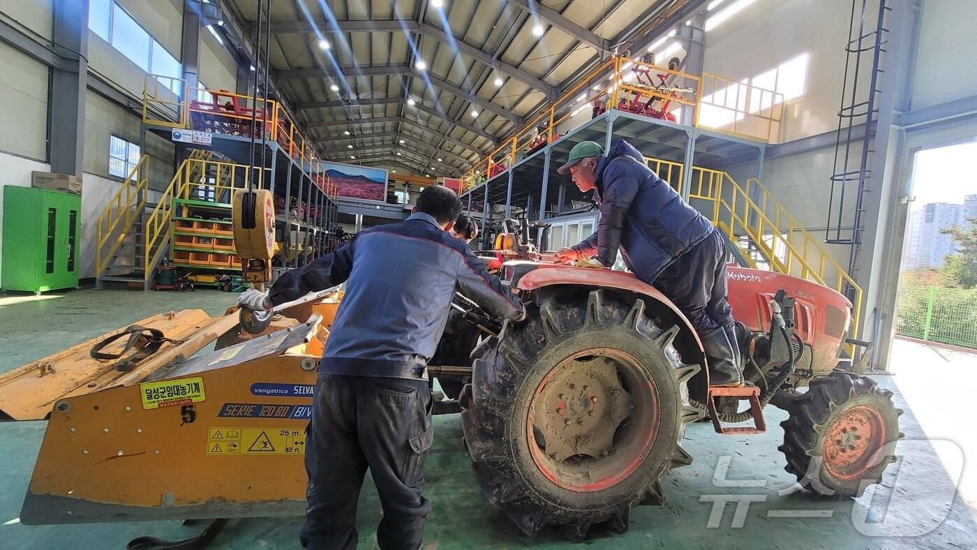 대구 달성군 옥포읍 농기계임대사업소에서 한 농업인이 농기계를 임대하고 있다. (대구 달성군 제공)