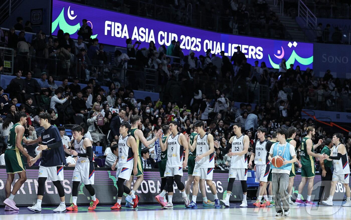 24일 오후 경기도 고양시 일산서구 고양소노아레나에서 열린  2025 국제농구연맹(FIBA) 아시아컵 예선 4차전 대한민국과 호주의 경기를 75대 98으로 패배한 대한민국 선수들이 호주 선수들과 인사하고 있다. 2024.11.24/뉴스1 ⓒ News1 이재명 기자