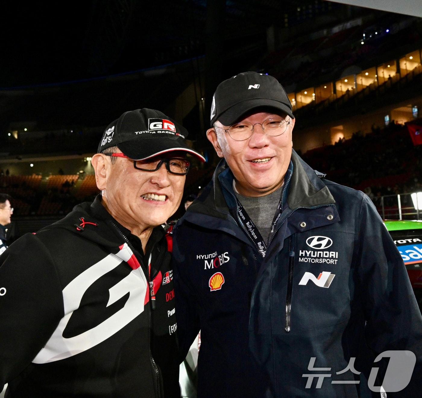 본문 이미지 - 현대자동차는 일본 아이치현과 기후현에서 열린 2024 WRC(World Rally Championship) 마지막 라운드를 끝으로 2024 WRC 시즌 드라이버·코드라이버 부문 우승을 달성했다고 24일 밝혔다. 사진은 정의선 현대차그룹 회장과 도요다 아키오 도요타그룹 회장이 24일 WRC 일본 랠리 후 기념촬영을 하는 모습. (현대차그룹 제공) 2024.11.24/뉴스1