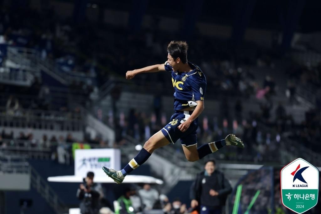 본문 이미지 - 서울 이랜드가 24일 열린 K리그2 플레이오프에서 전남 드래곤즈를 따돌리고 승강 플레이오프 진출권을 획득했다. (한국프로축구연맹 제공)