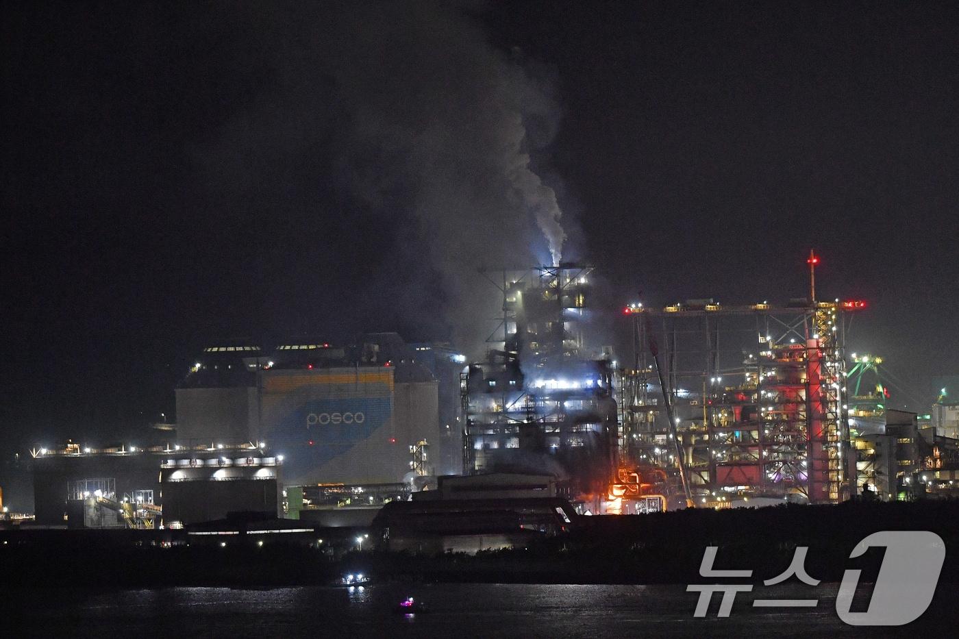지난해 11월24일 오후 11시18분쯤 포스코 포항제철소 파이넥스 3공장에서 화재가 발생, 연기가 치솟고 있다. 2024.11.24/뉴스1 ⓒ News1 최창호 기자