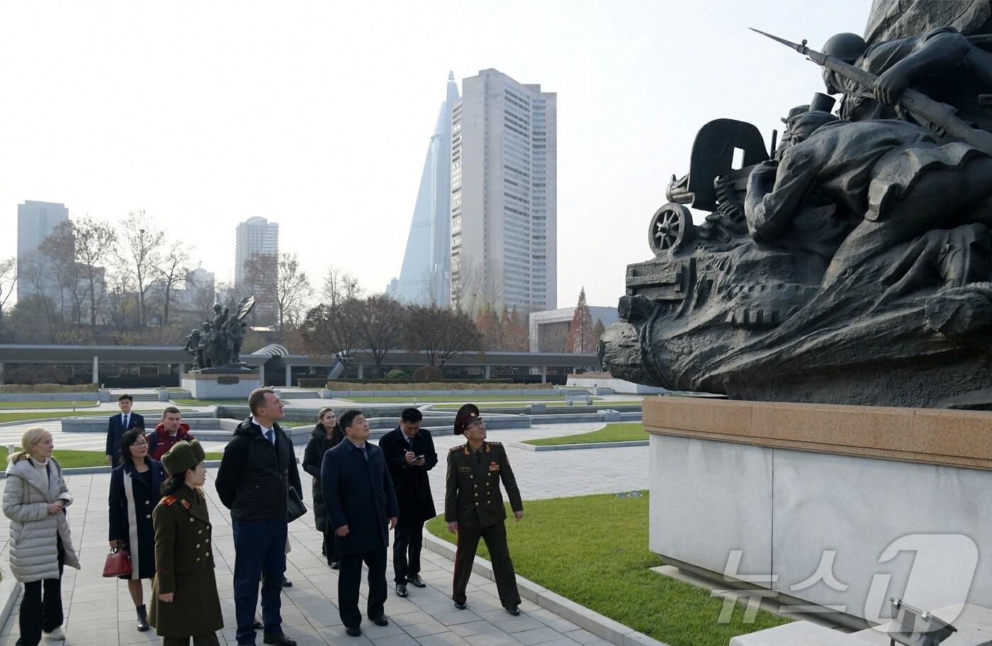 (평양 노동신문=뉴스1) = 북한 노동당 기관지 노동신문은 25일 미하일 데그챠레프 러시아 체육부 장관과 일행이 평양 시내의 여러 곳을 참관한 사실을 전했다. 국내에서만 사용가능. 재배포 금지. DB 금지. For Use Only in the Republic of Korea. Redistribution Prohibited] rodongphoto@news1.kr