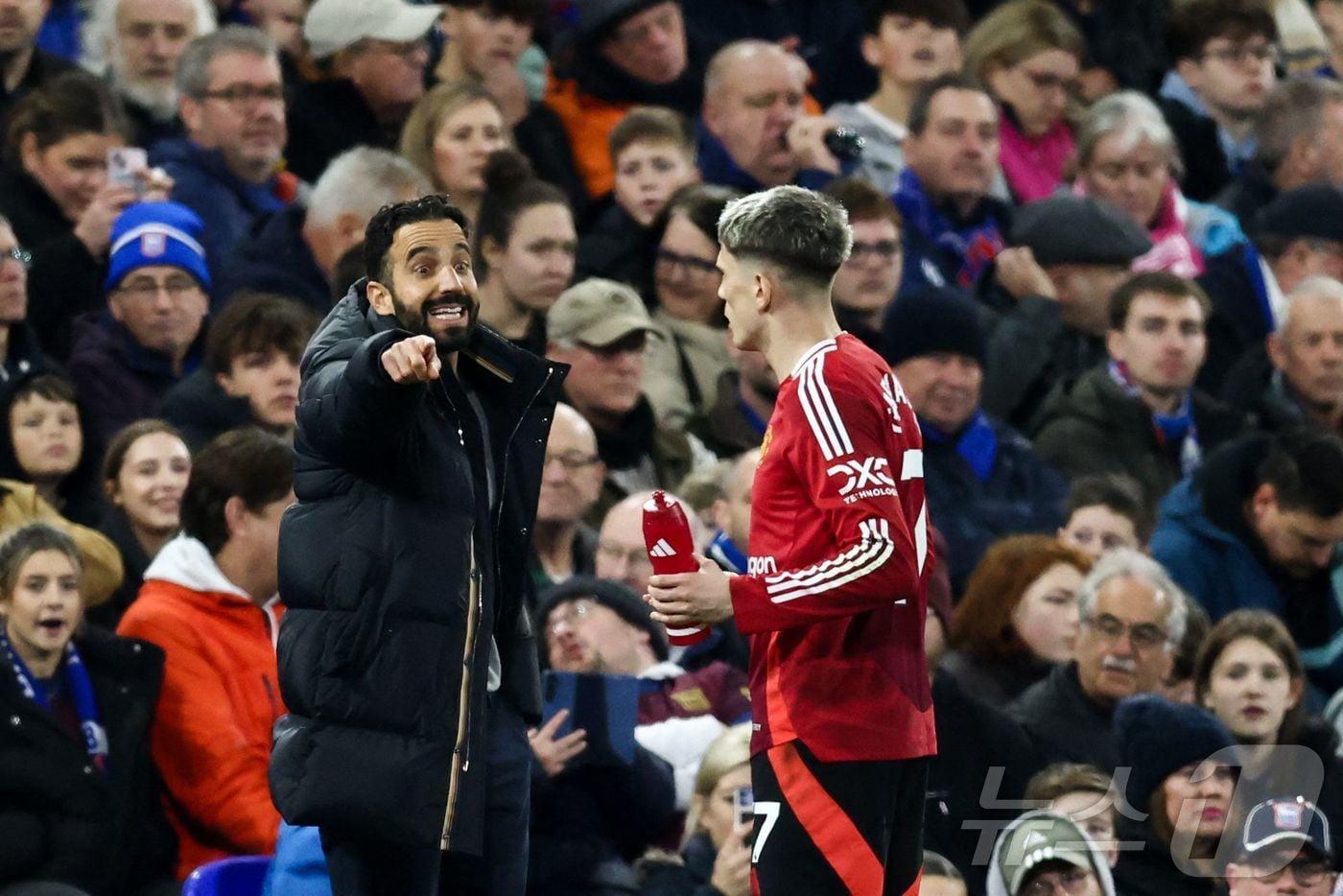 본문 이미지 - 후벵 아모림 맨유 감독(왼쪽)이 25일(한국시간) 열린 2024-25 EPL 입스위치전에서 선수에게 지시하고 있다. ⓒ AFP=뉴스1