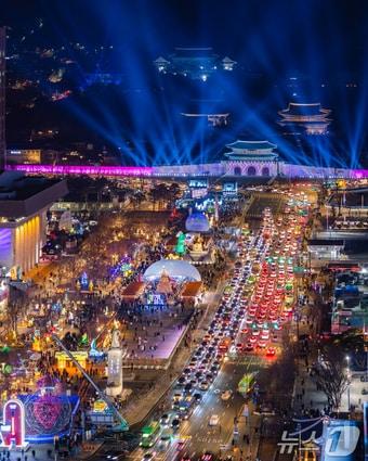 본문 이미지 - 지난해 광화문광장에서 진행한 2023 서울빛초롱축제 전경(서울관광재단 제공)