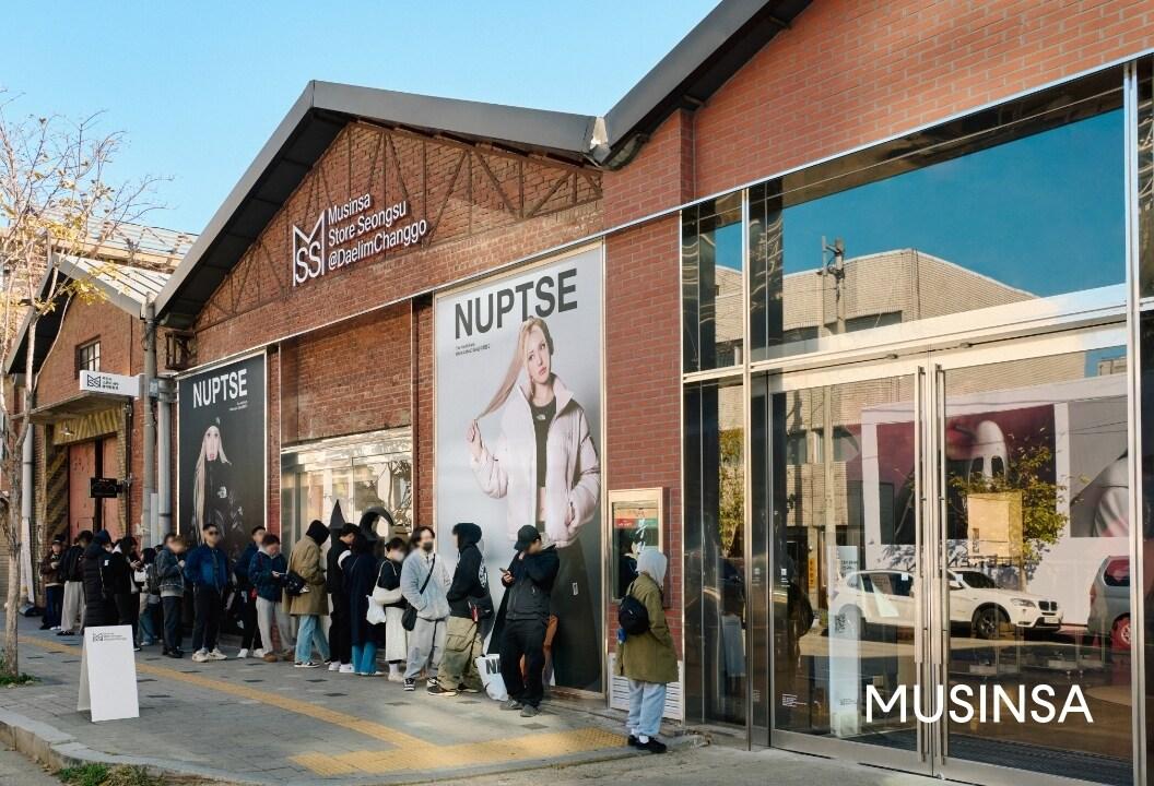 본문 이미지 -  '무진장 24 겨울 블랙프라이데이' 행사를 기다리는 고객들의 오픈런 모습.(무신사제공)