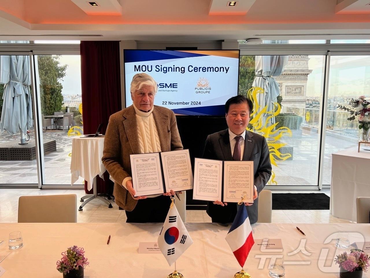 본문 이미지 - 강석진 중소벤처기업진흥공단 이사장&#40;오른쪽&#41;이 22일 프랑스에서 모리스 레비 퍼블리시스 회장과 업무협약을 체결한 후 기념촬영을 하고 있다. &#40;중소벤처기업진흥공단 제공&#41;