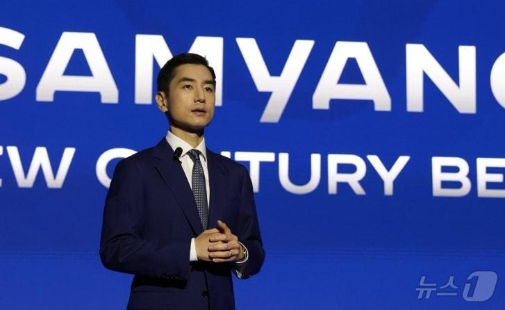 본문 이미지 - 김건호 삼양홀딩스 전략총괄 사장이 삼양그룹 창립 100주년 기념식에서 미래 비전을 발표하고 있다.&#40;삼양홀딩스 제공&#41; ⓒ News1 최동현 기자