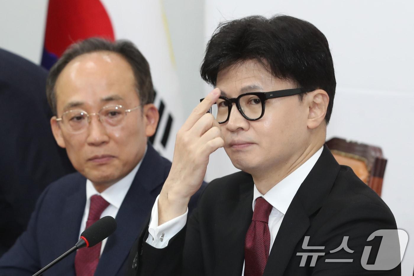 본문 이미지 - 한동훈 국민의힘 대표가 25일 오전 서울 여의도 국회에서 열린 최고위원회의에 참석해 안경을 올려쓰고 있다. 2024.11.25/뉴스1 ⓒ News1 이광호 기자